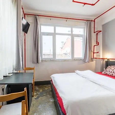 Cozy Studio Apartment Conveniently Located Near Popular Attractions In Beyoglu *